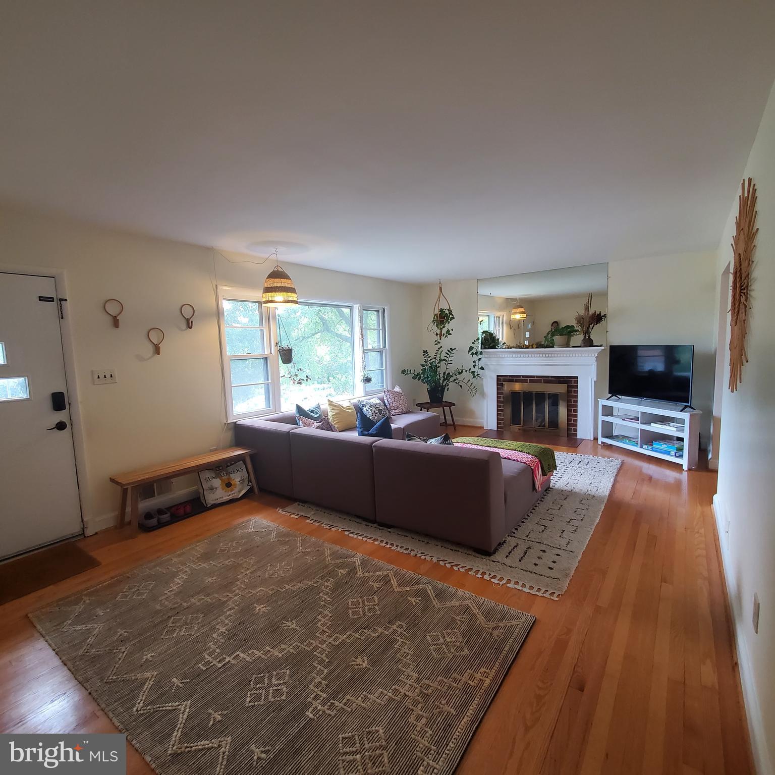 10106 Towhee Avenue Adelphi, MD 20783 - Photo 4 of 21 Living Room