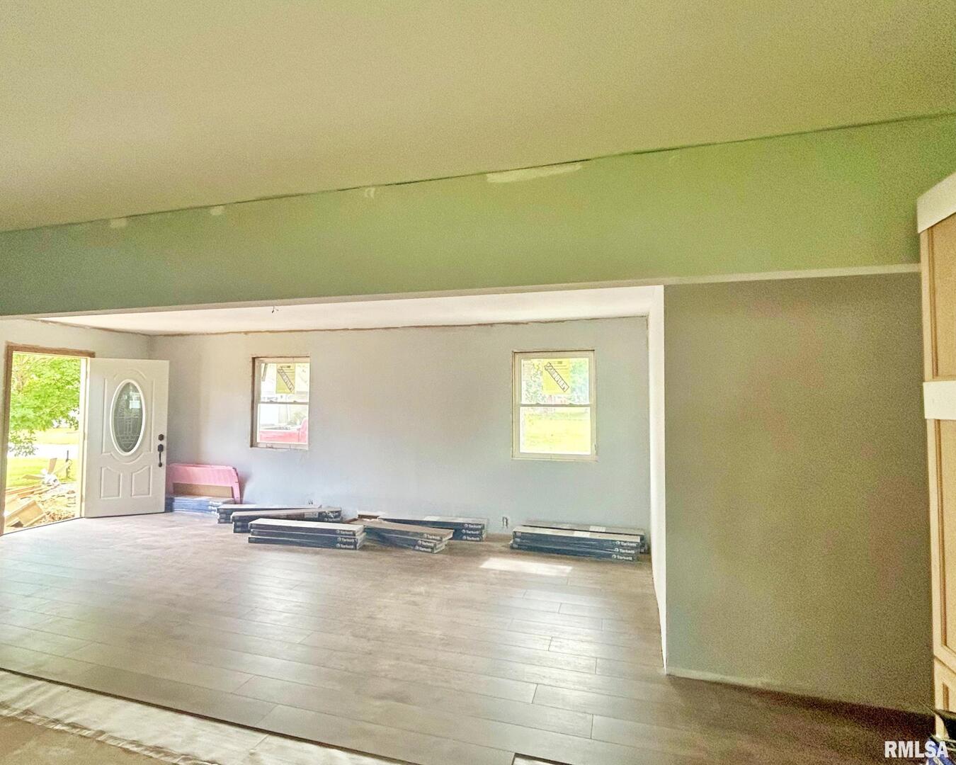 207 Baker Street Metropolis, IL 62960 - Photo 9 of 14 a view of a livingroom with wooden floor