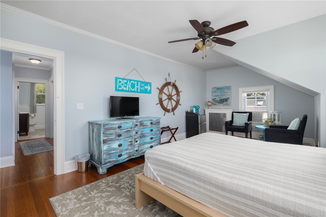 127 West Main Road Middletown, RI 02842 - Photo 19 of 33 2nd floor large bedroom