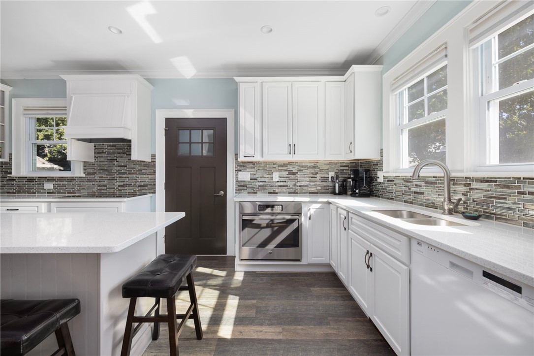 127 West Main Road Middletown, RI 02842 - Photo 4 of 33