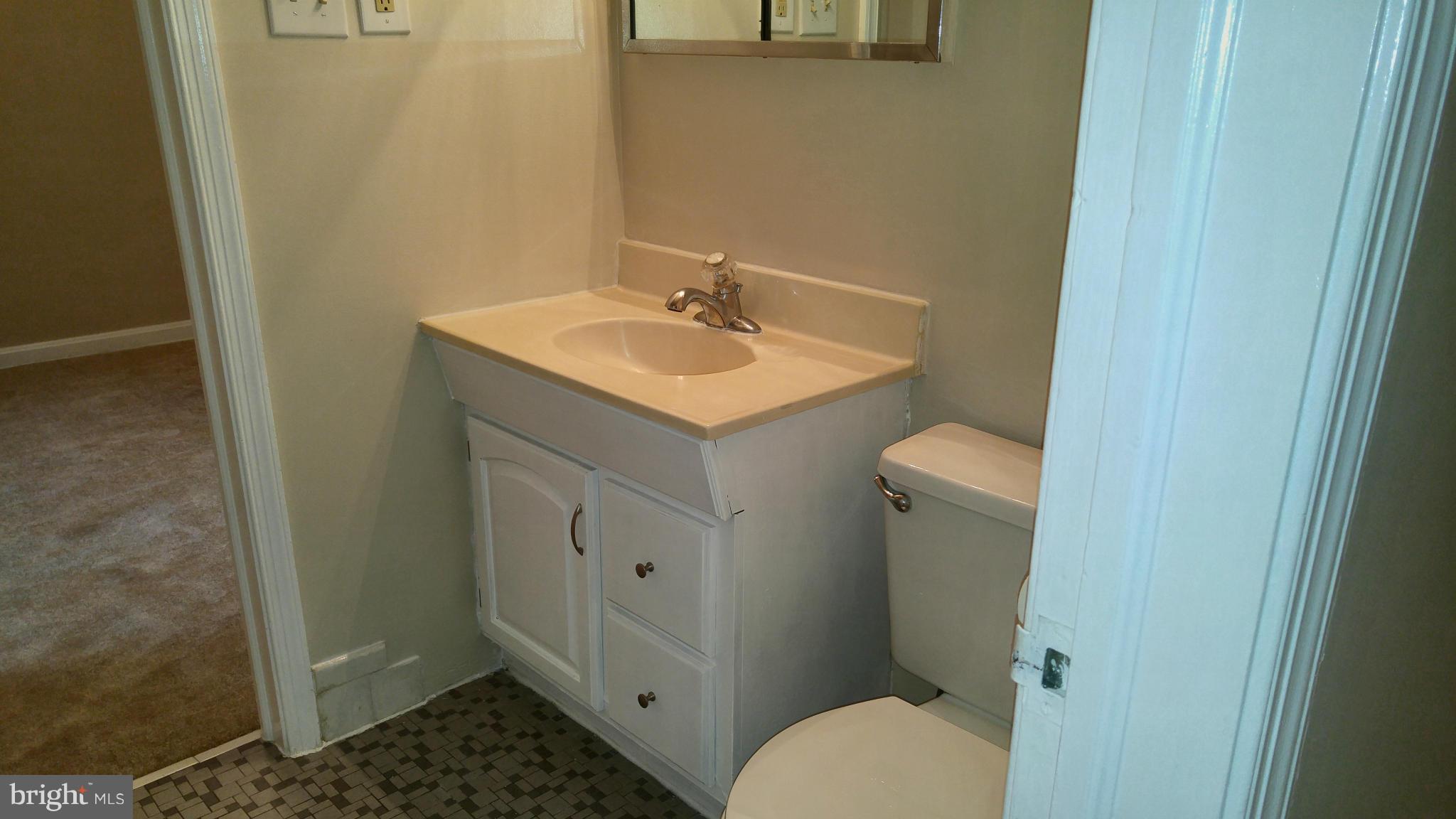706 West Glebe Road Alexandria, VA 22305 - Photo 9 of 12 Bath