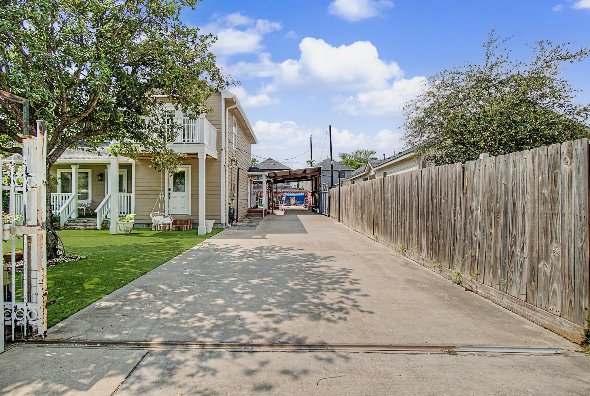 10034 Alfred Lane Houston, TX 77041 - Photo 4 of 50 Secure gated access and an expansive driveway provide convenience, privacy, and exceptional functionality.