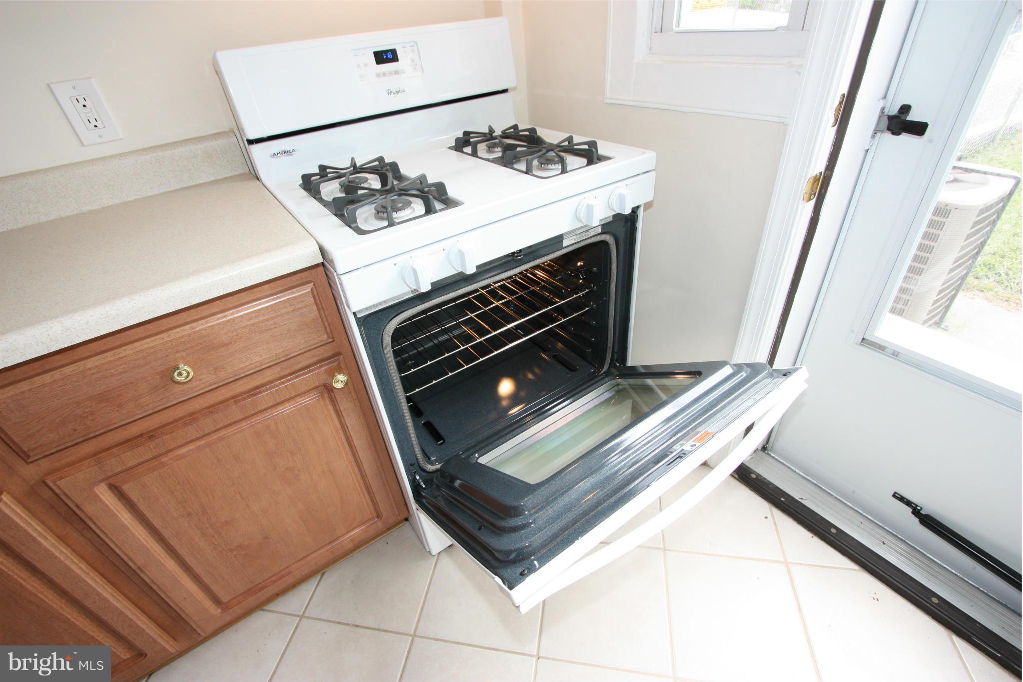 1018 Wedgewood Road Baltimore, MD 21229 - Photo 10 of 30 NEW STOVE ... ALL SHINY!