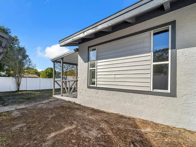 a view of a backyard