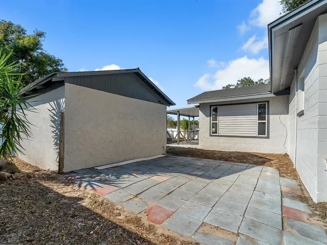 a view of backyard of the house