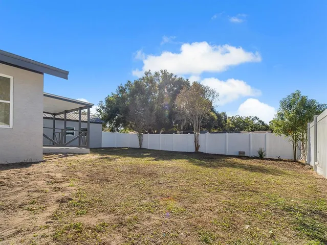 a view of a backyard
