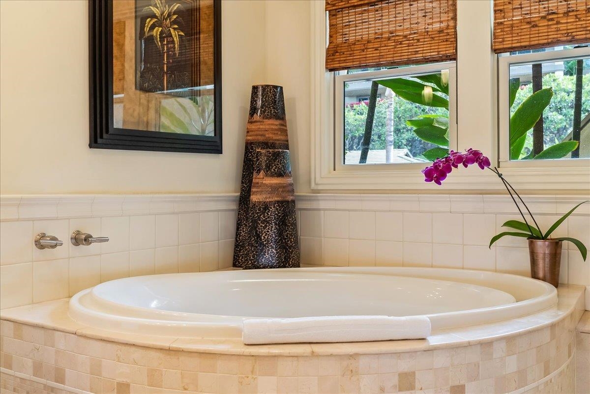 21 Kiloa Street, Unit 4 Kihei, HI 96753 - Photo 33 of 50 a white bath tub sitting next to a window