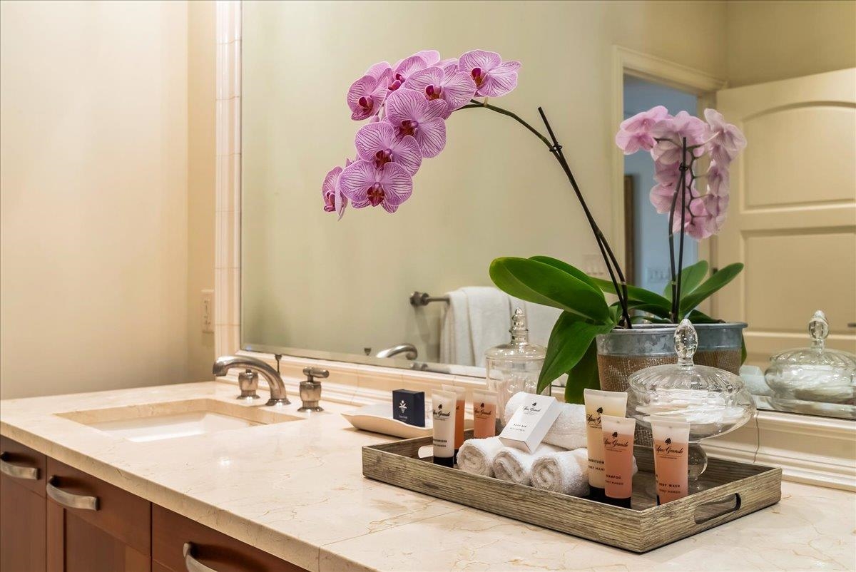 21 Kiloa Street, Unit 4 Kihei, HI 96753 - Photo 34 of 50 a bathroom with a sink a mirror and vanity