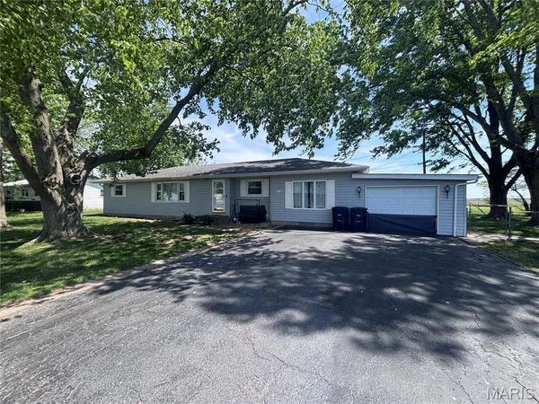 $180,000 | 407 South Bel-Aire Drive, Irvington, IL 62848