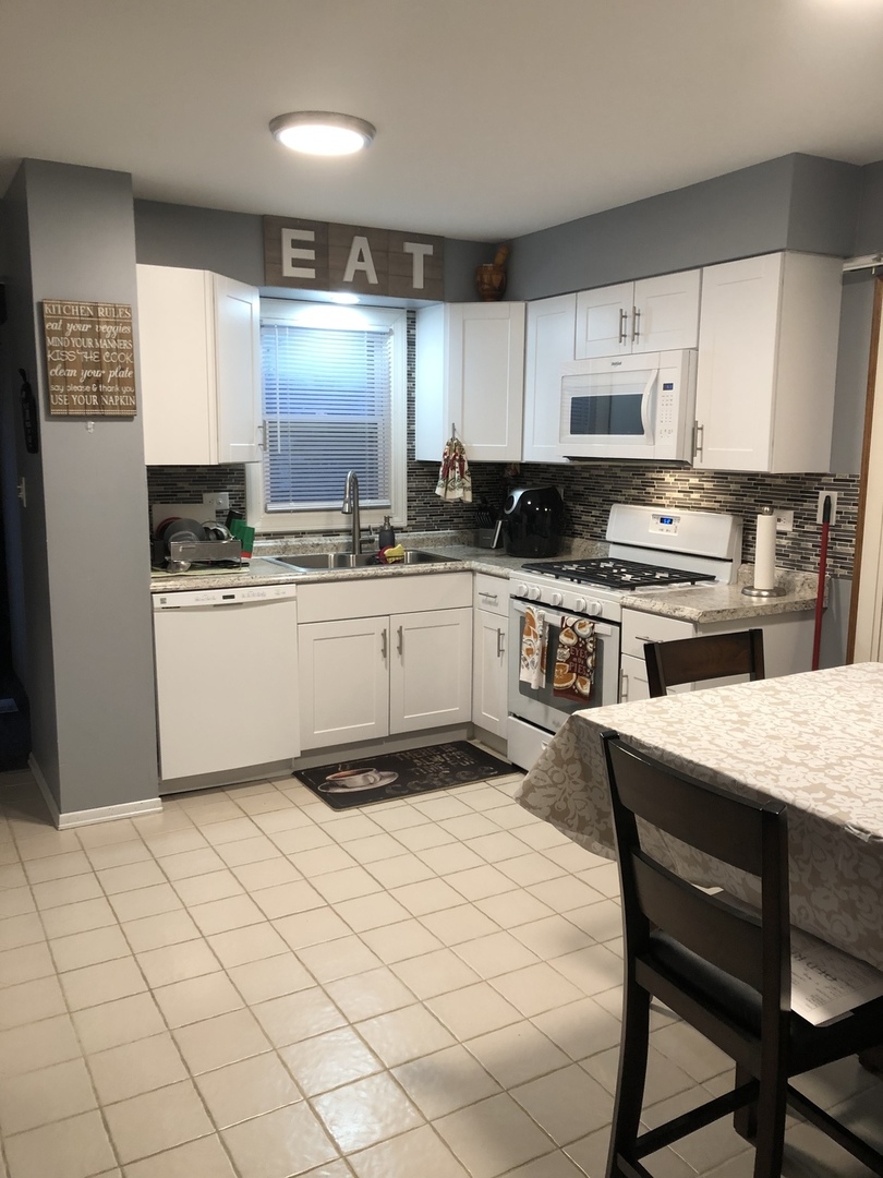 389 Hilton Drive Glendale Heights, IL 60139 - Photo 14 of 27