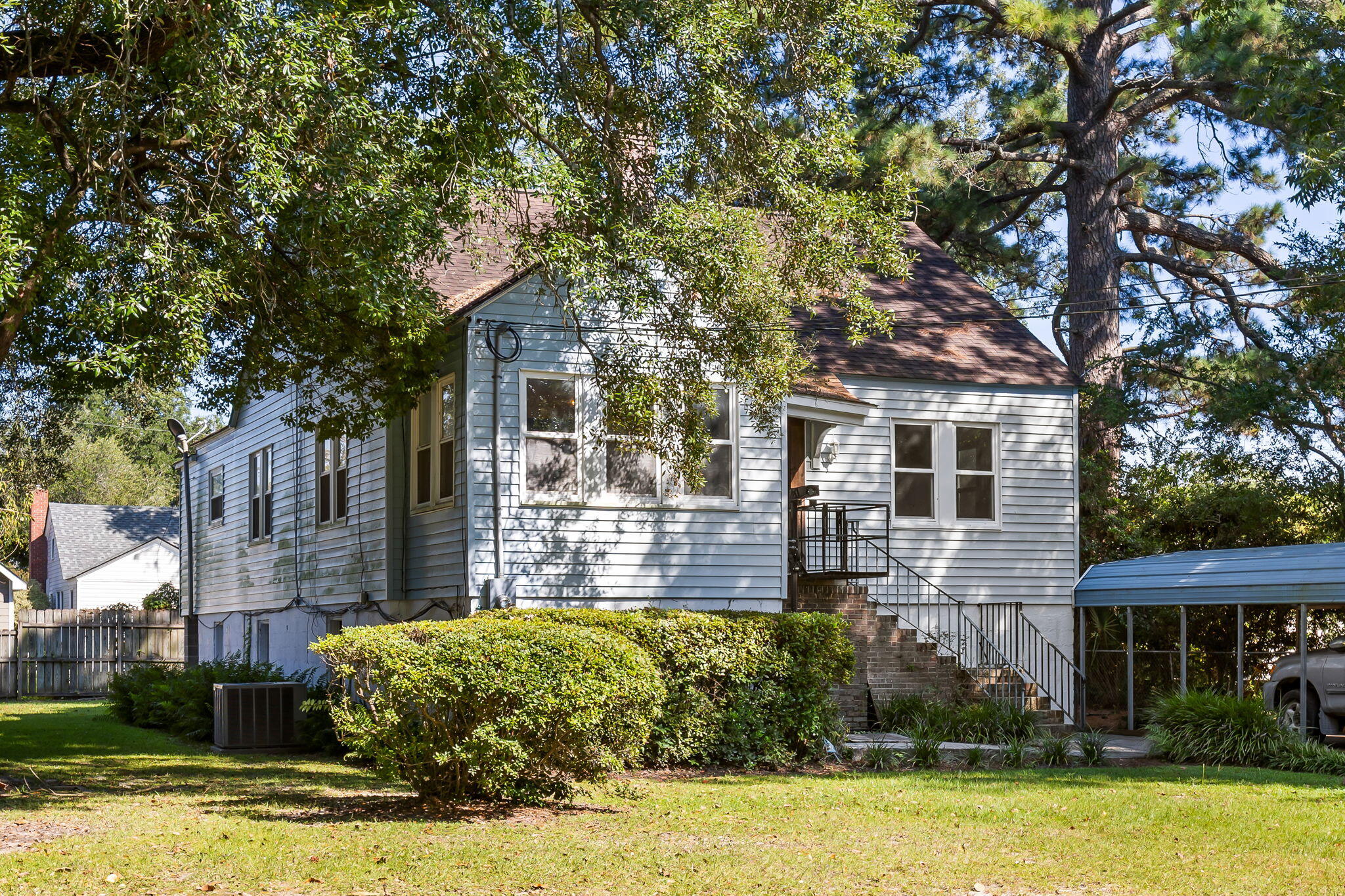 8 Riverside Drive Charleston, SC 29403 - Photo 1 of 30 4-web-or-mls-8 Riverside Dr CoastalRE-41