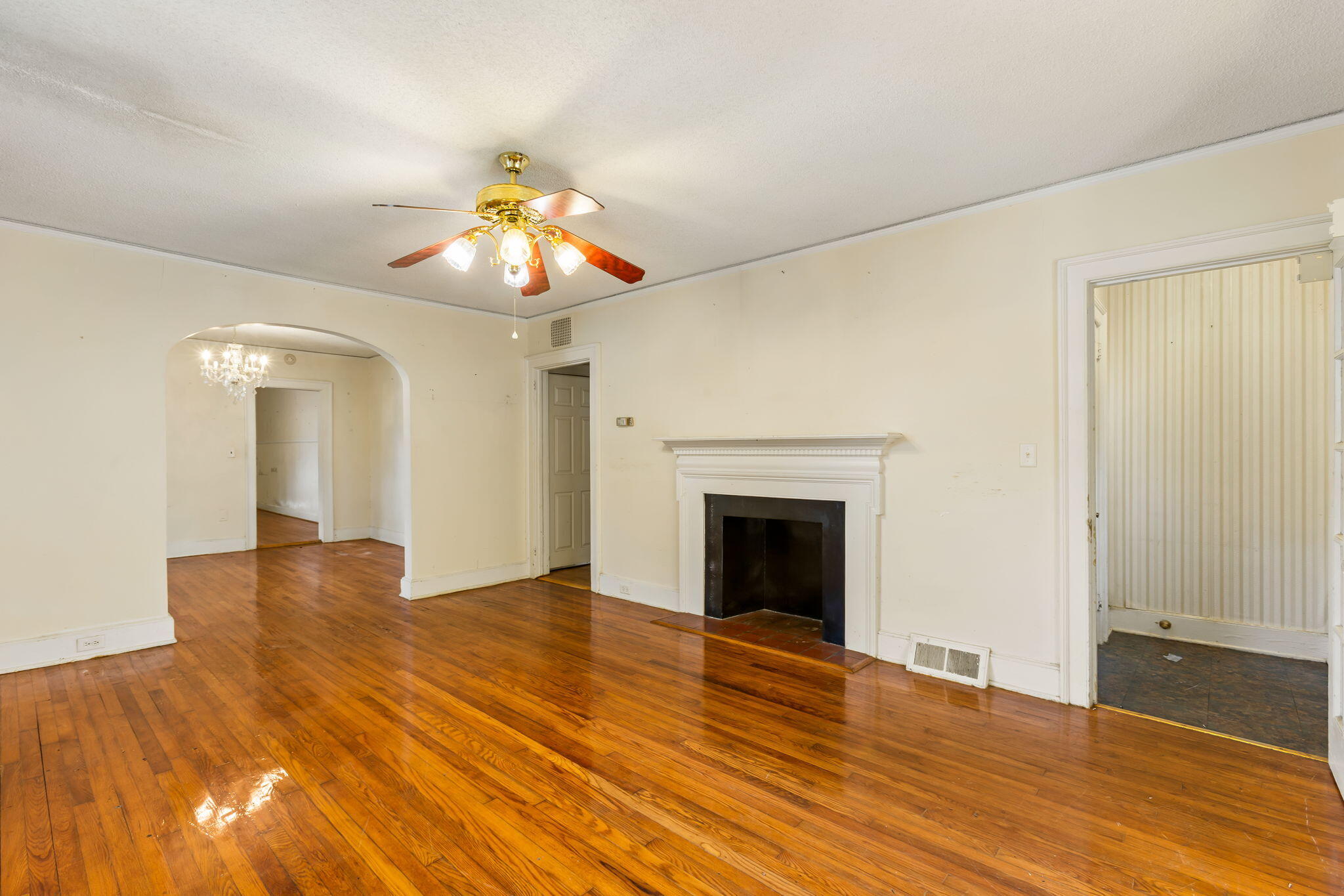 8 Riverside Drive Charleston, SC 29403 - Photo 4 of 30 5-web-or-mls-8 Riverside Dr CoastalRE-25