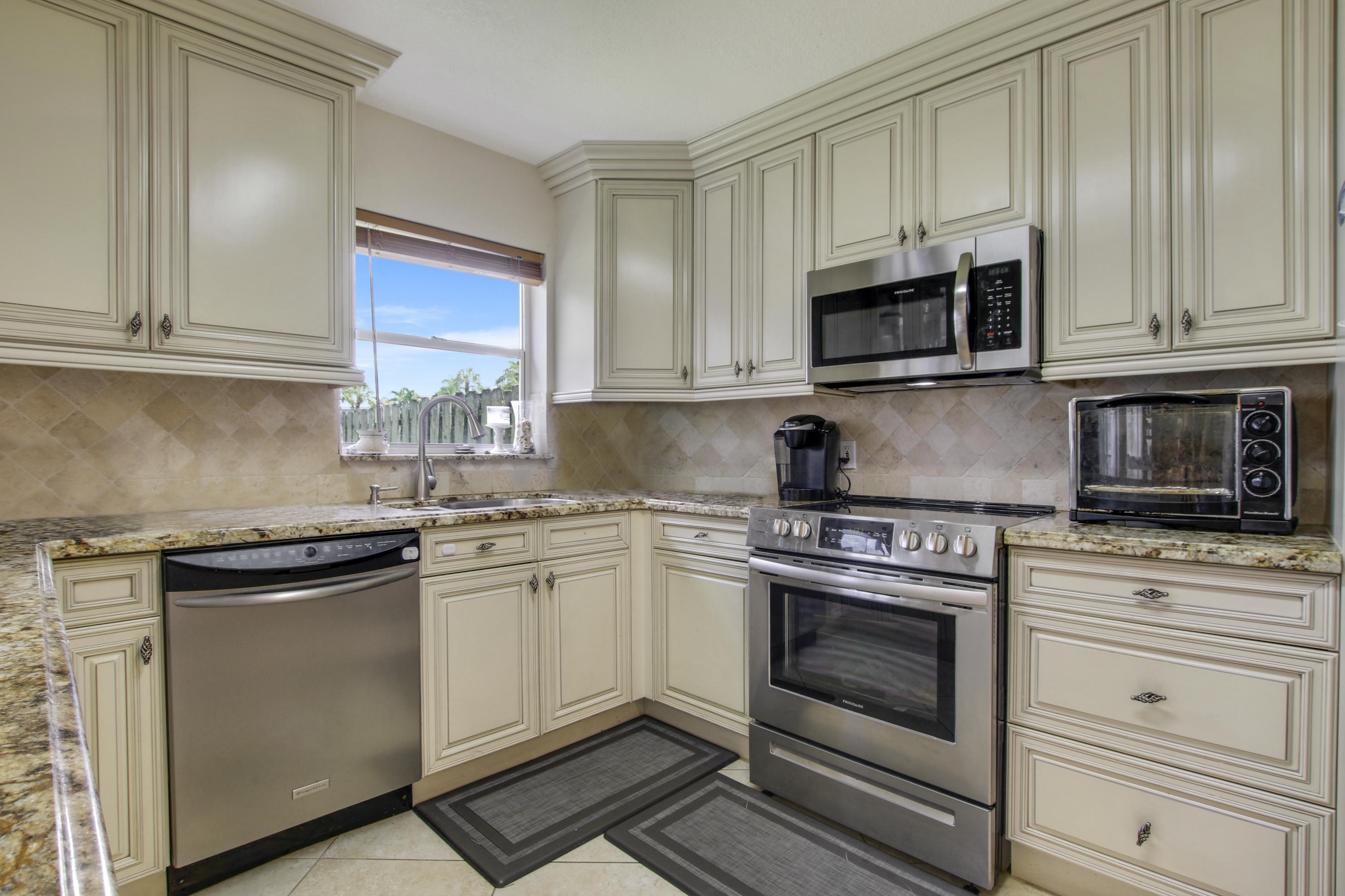 21440 Sawmill Court Boca Raton, FL 33498 - Photo 3 of 33 House-12