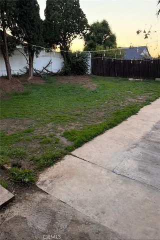 a view of a back yard