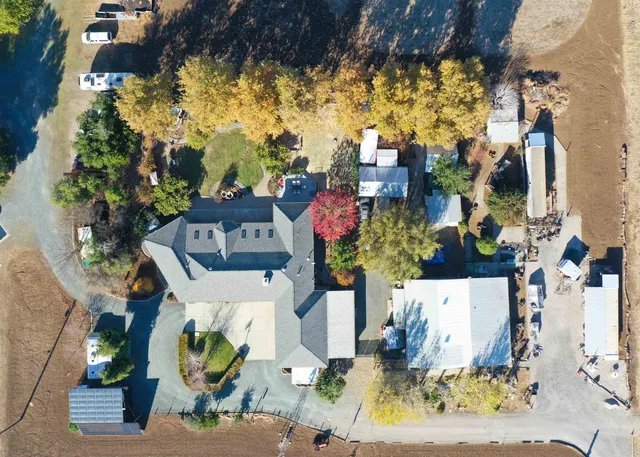 an aerial view of a tennis ground