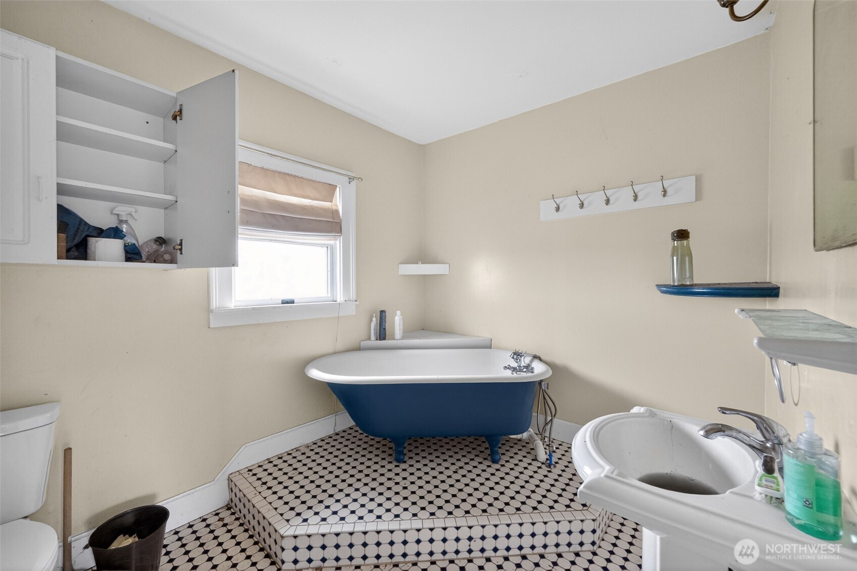 9801 Lenhart Road Sumas, WA 98295 - Photo 30 of 33 a bathroom with a sink toilet and mirror