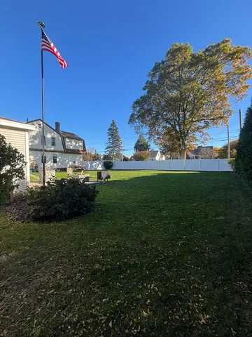 a view of a backyard