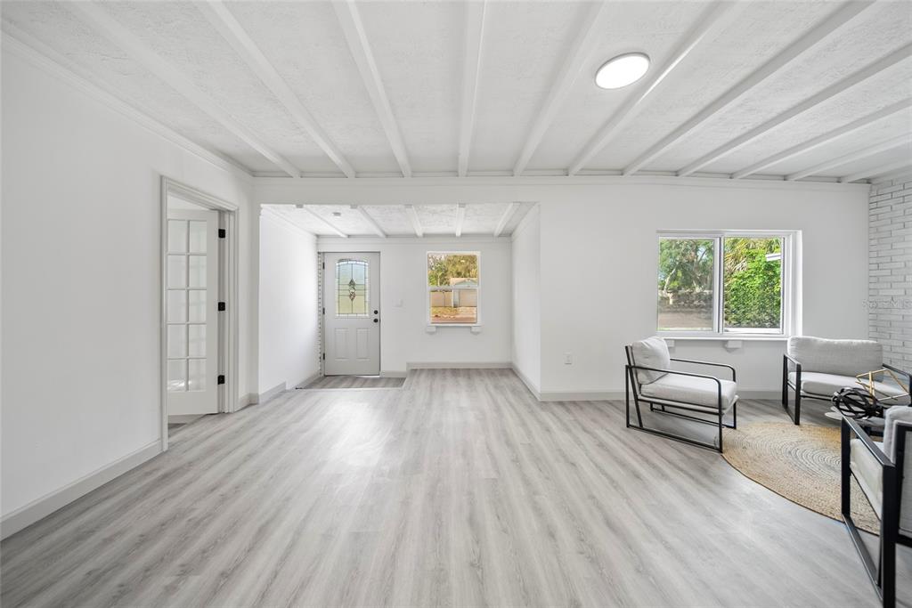 6375 Emerson Avenue South St. Petersburg, FL 33707 - Photo 11 of 22