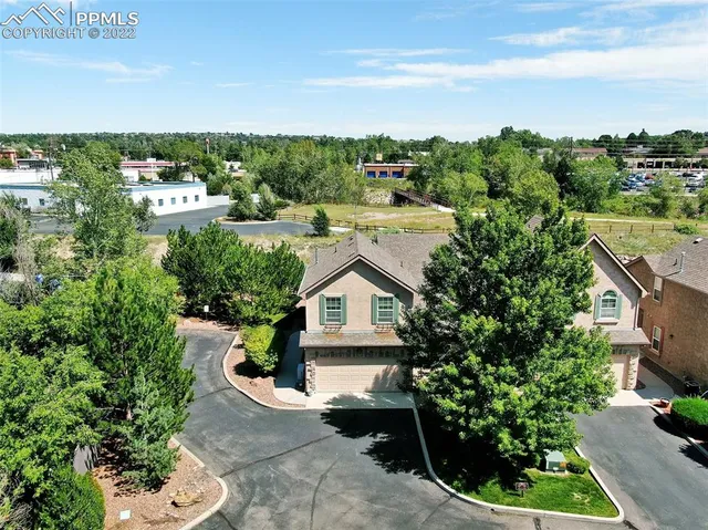 a view of residential houses with outdoor space
