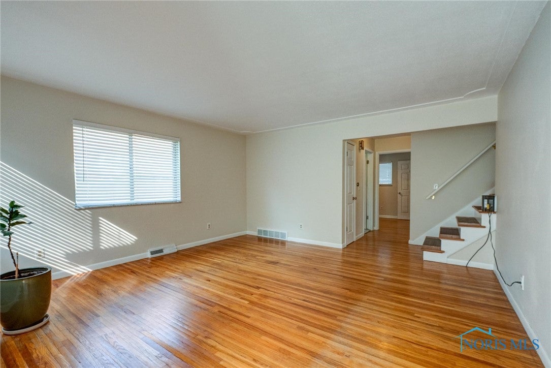 815 River Road Maumee, OH 43537 - Photo 3 of 27 LIVING ROOM