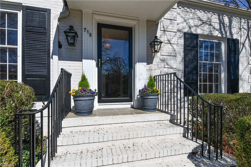718 Dover Road Greensboro, NC 27408 - Photo 2 of 29 Gallery Image 2