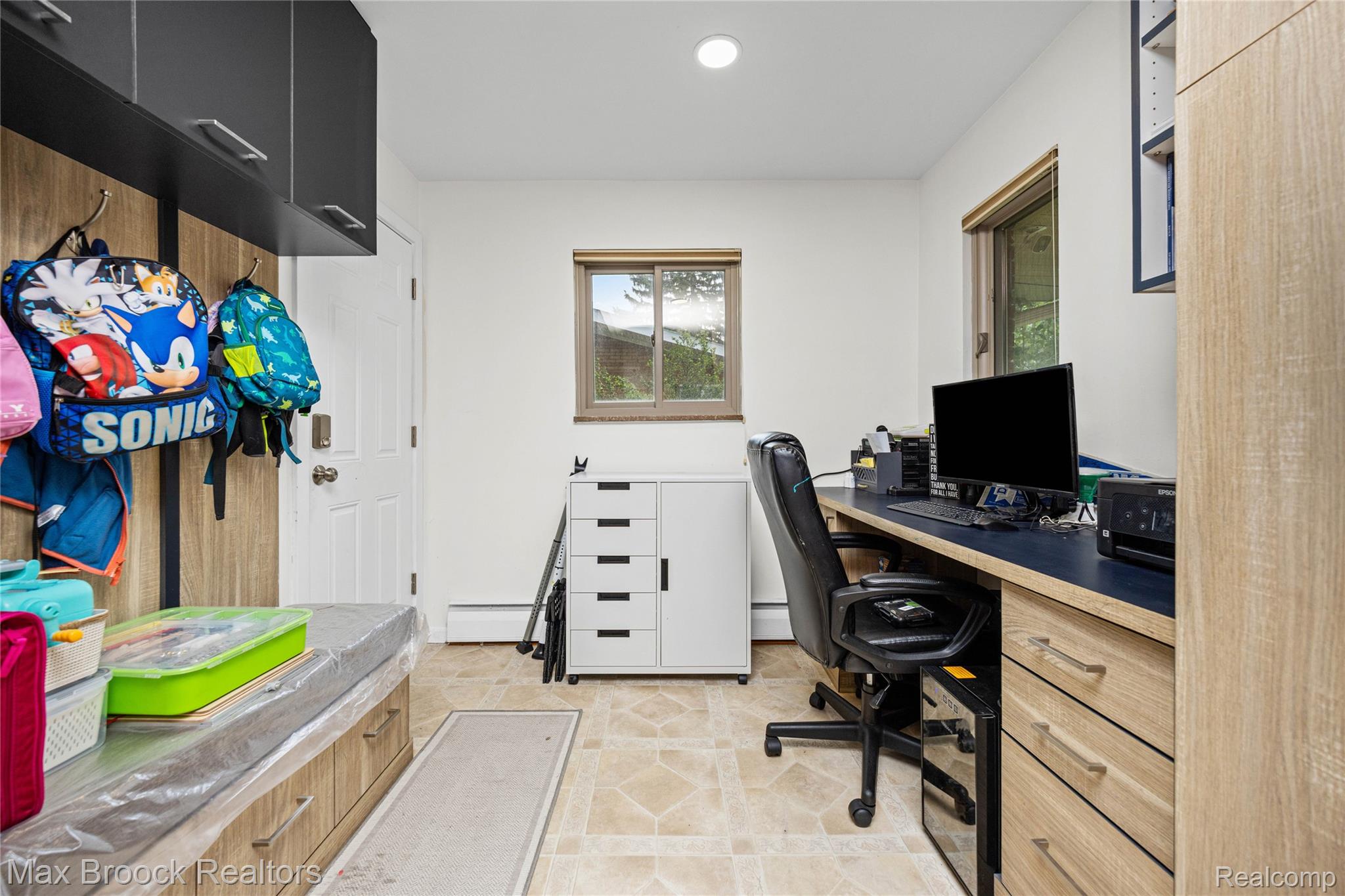 2810 Walbridge Drive Rochester, MI 48307 - Photo 24 of 58 Dedicated workspace featuring a built-in desk with integrated storage drawers