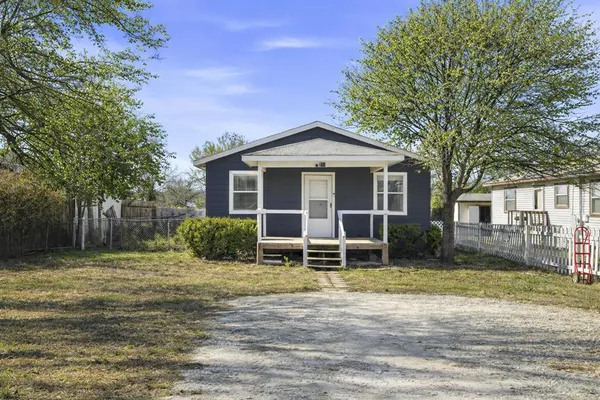 $1,300 | 213 West Davis Street, Kerrville, TX 78028