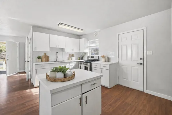 $1,300 | 213 West Davis Street, Kerrville, TX 78028