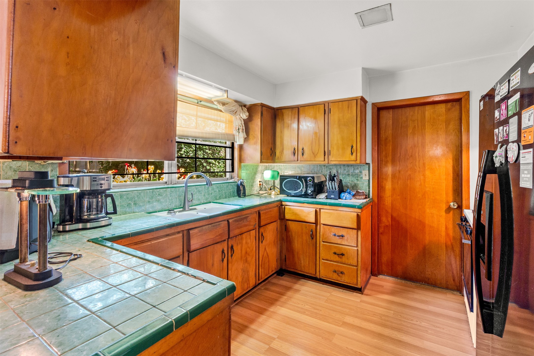 1806 Burke Road Pasadena, TX 77502 - Photo 4 of 12 Kitchen