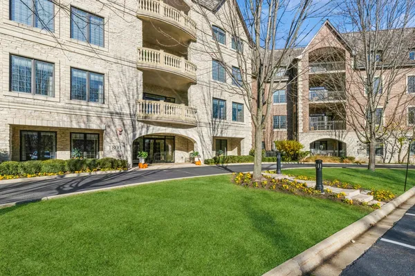 $4,700 | 1800 Amberley Court, Unit 407, Lake Forest, IL 60045
