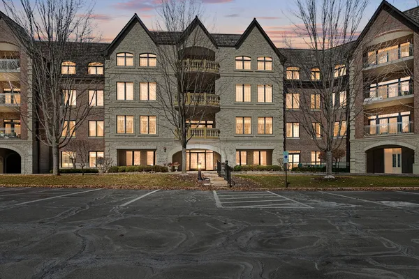 $4,700 | 1800 Amberley Court, Unit 407, Lake Forest, IL 60045