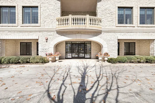 $4,700 | 1800 Amberley Court, Unit 407, Lake Forest, IL 60045
