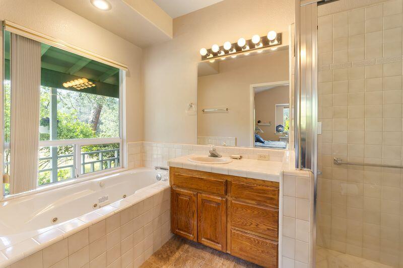 19860 Union School Road Redding, CA 96003 - Photo 13 of 32 master bathroom