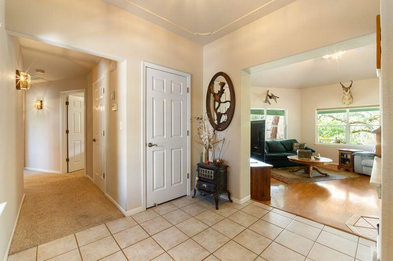 19860 Union School Road Redding, CA 96003 - Photo 17 of 32 entry and hallway