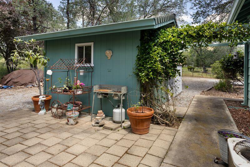 19860 Union School Road Redding, CA 96003 - Photo 28 of 32 storage shed