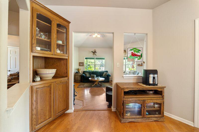 19860 Union School Road Redding, CA 96003 - Photo 8 of 32 breakfast area