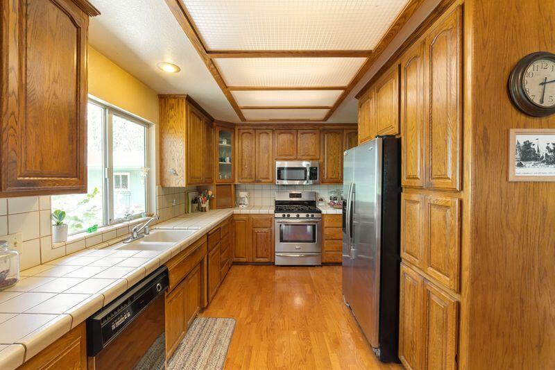 19860 Union School Road Redding, CA 96003 - Photo 9 of 32 kitchen
