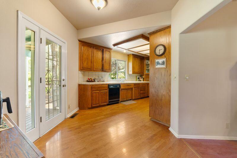 19860 Union School Road Redding, CA 96003 - Photo 10 of 32 kitchen