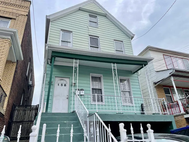 an outdoor view of house