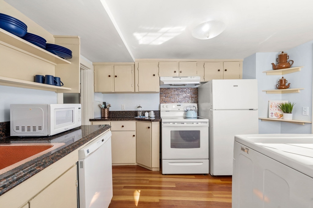 40 R Prospect Street, Unit 3 Marblehead, MA 01945 - Photo 10 of 34