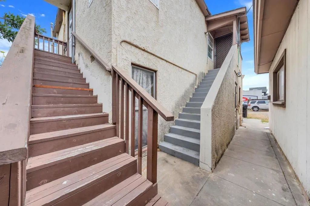 3018 Nimitz Boulevard San Diego, CA 92106 - Photo 5 of 18 a view of entryway