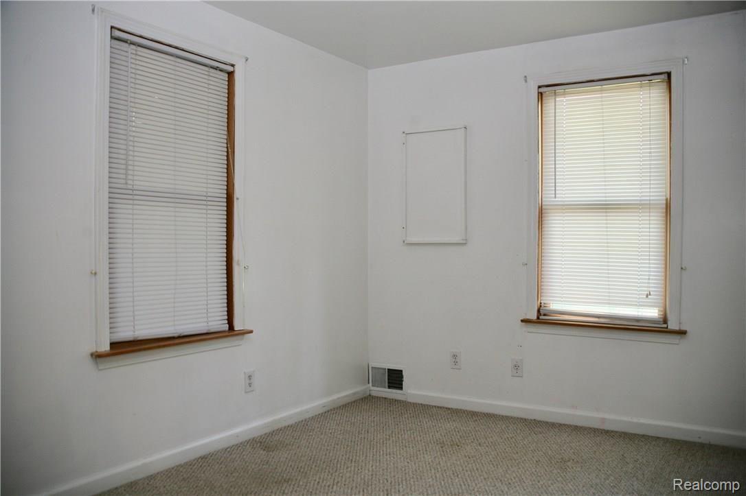 102 Fraser Street Rochester, MI 48307 - Photo 5 of 10 fullsizeoutput_db.jpeg