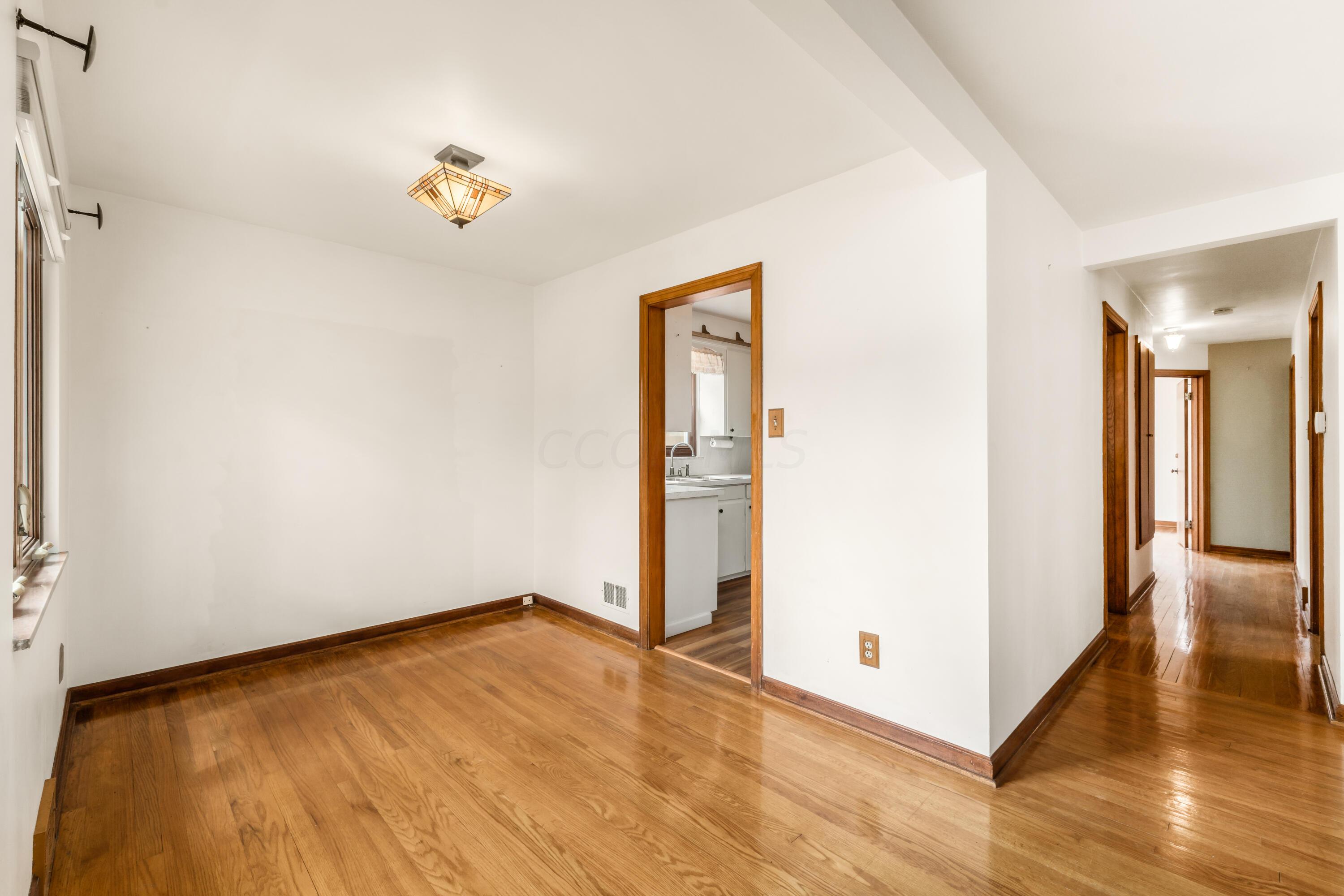 2056 Inchcliff Road Columbus, OH 43221 - Photo 17 of 52 016_ Rd Columbus OH 43221 USA