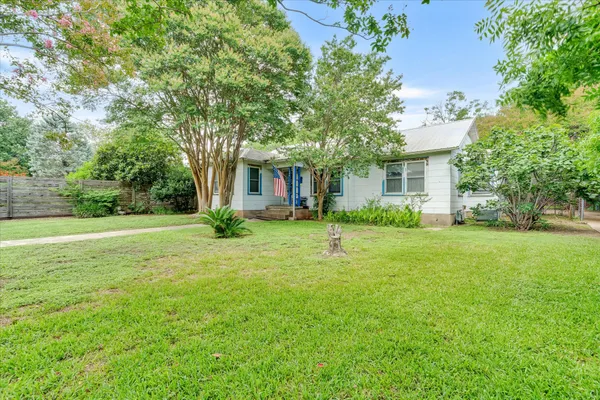 a view of a house with a backyard