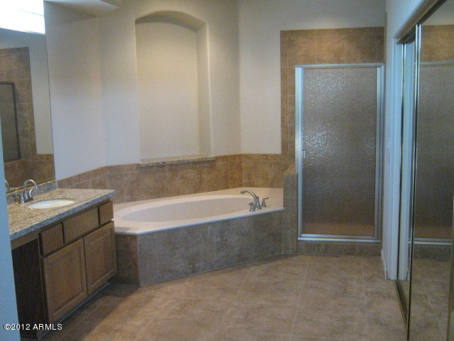 7525 East Gainey Ranch Road, Unit 113 Scottsdale, AZ 85258 - Photo 4 of 5 MASTER BATH,