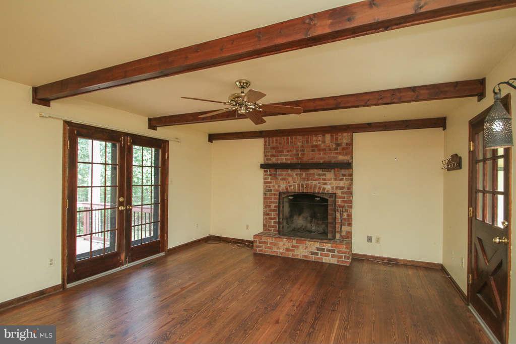 10162 Wesley Chapel Road Marshall, VA 20115 - Photo 9 of 30 Living Room