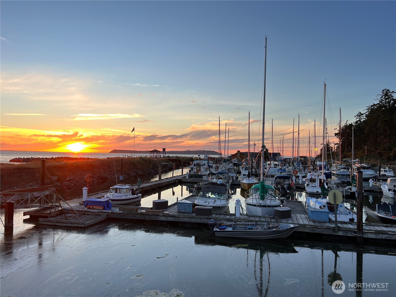 85 Quinault Loop Port Townsend, WA 98368 - Photo 28 of 34 a view of a city from a lake