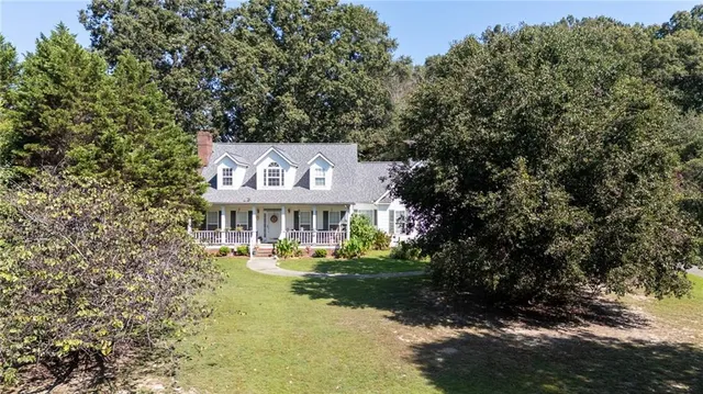 a view of a house with a yard