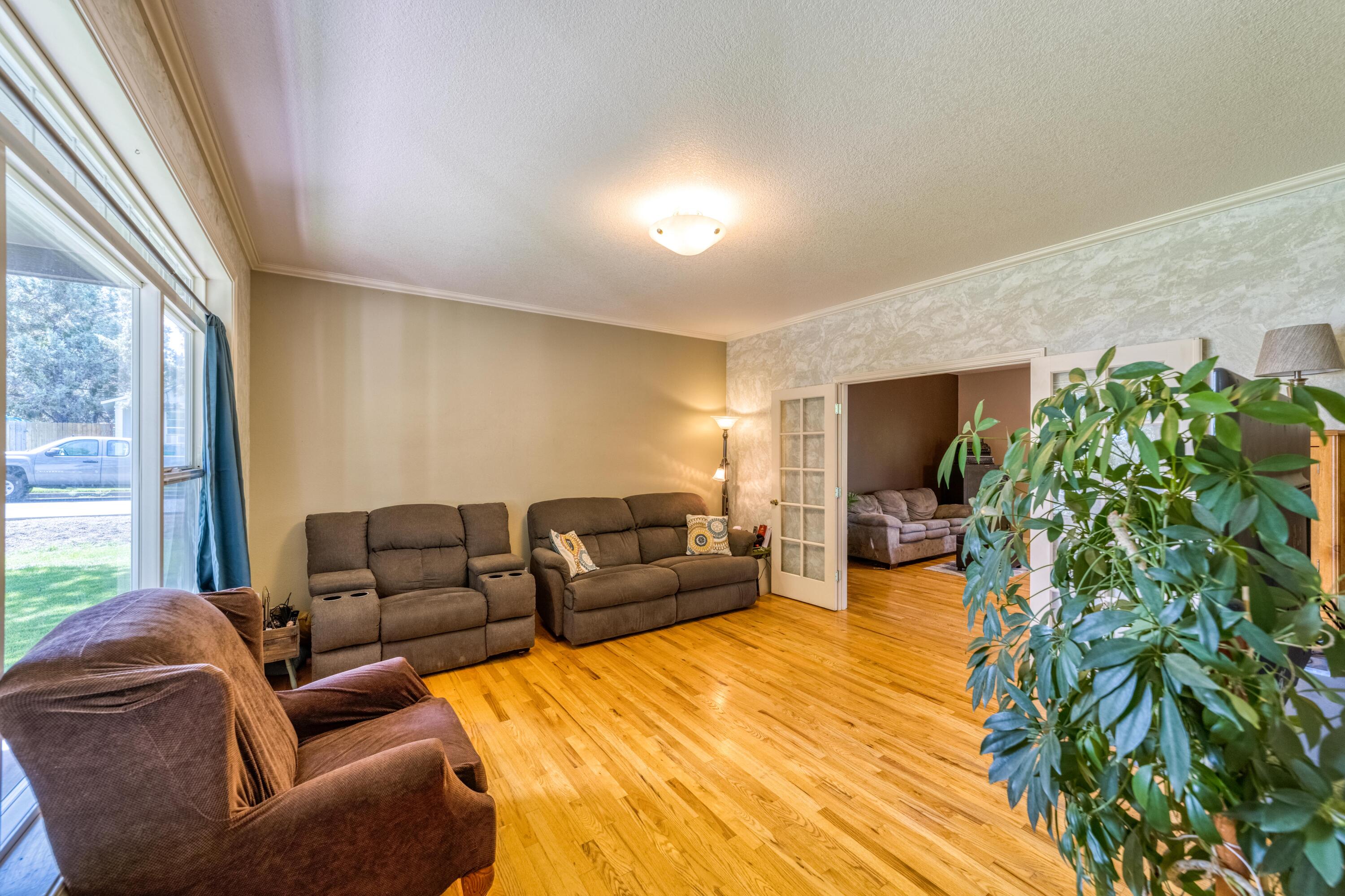 62799 Eagle Road Bend, OR 97701 - Photo 8 of 38 Living Room