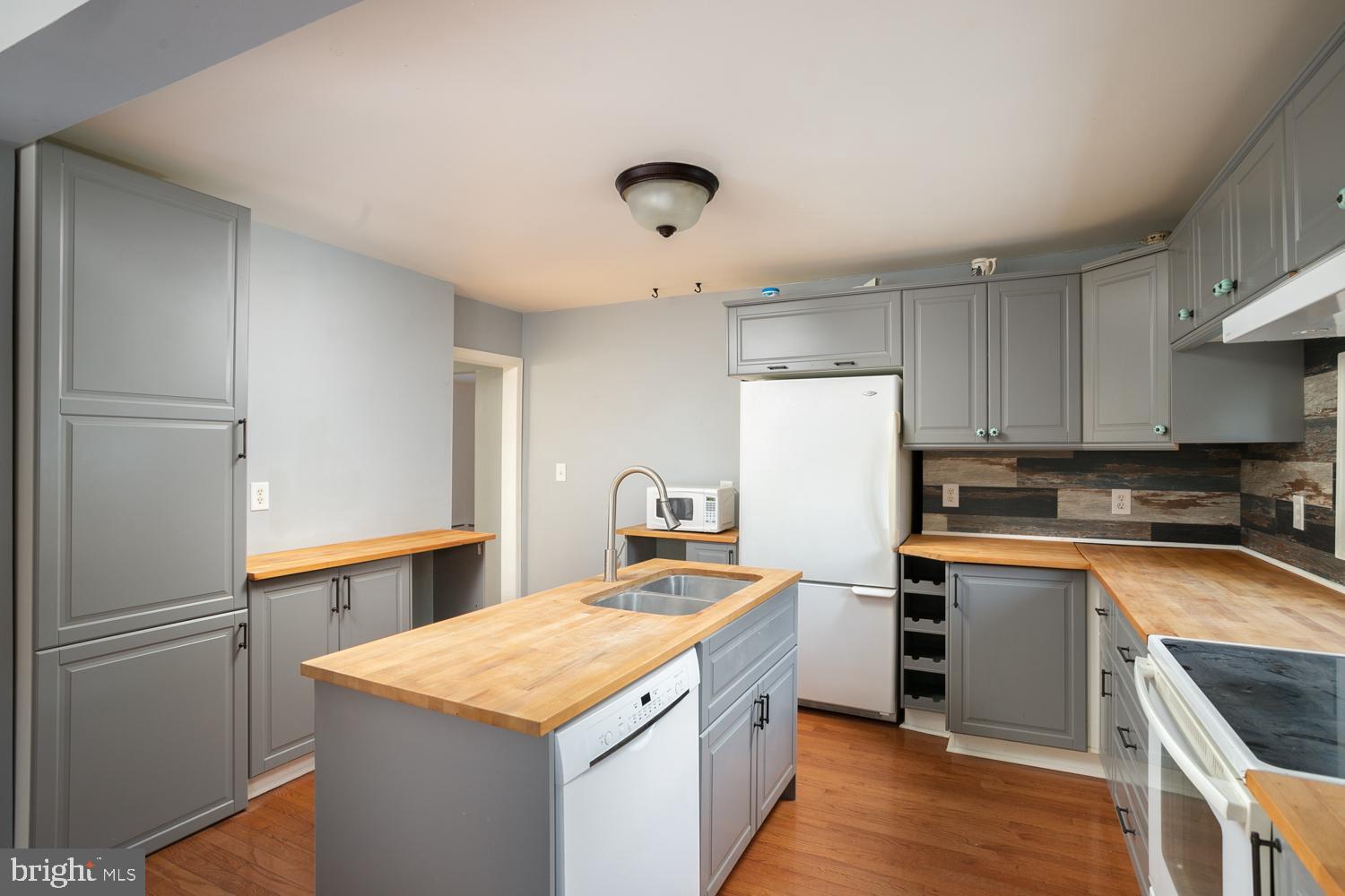 907 Bordentown Road Columbus, NJ 08022 - Photo 12 of 25 a kitchen with a sink a stove and refrigerator